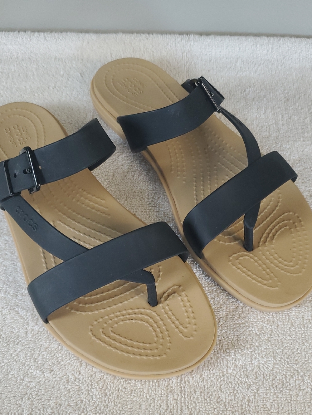 CROCS Womens Tulum Toe Post Sandals With Black Straps/ Buckle Closure. 9